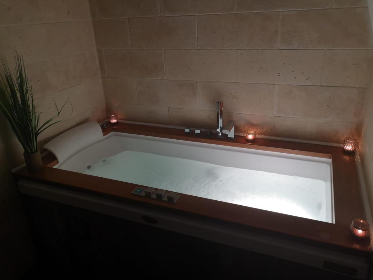 Jacuzzi - La Petite Romantique - Flobnb لووْ المظهر الخارجي الصورة