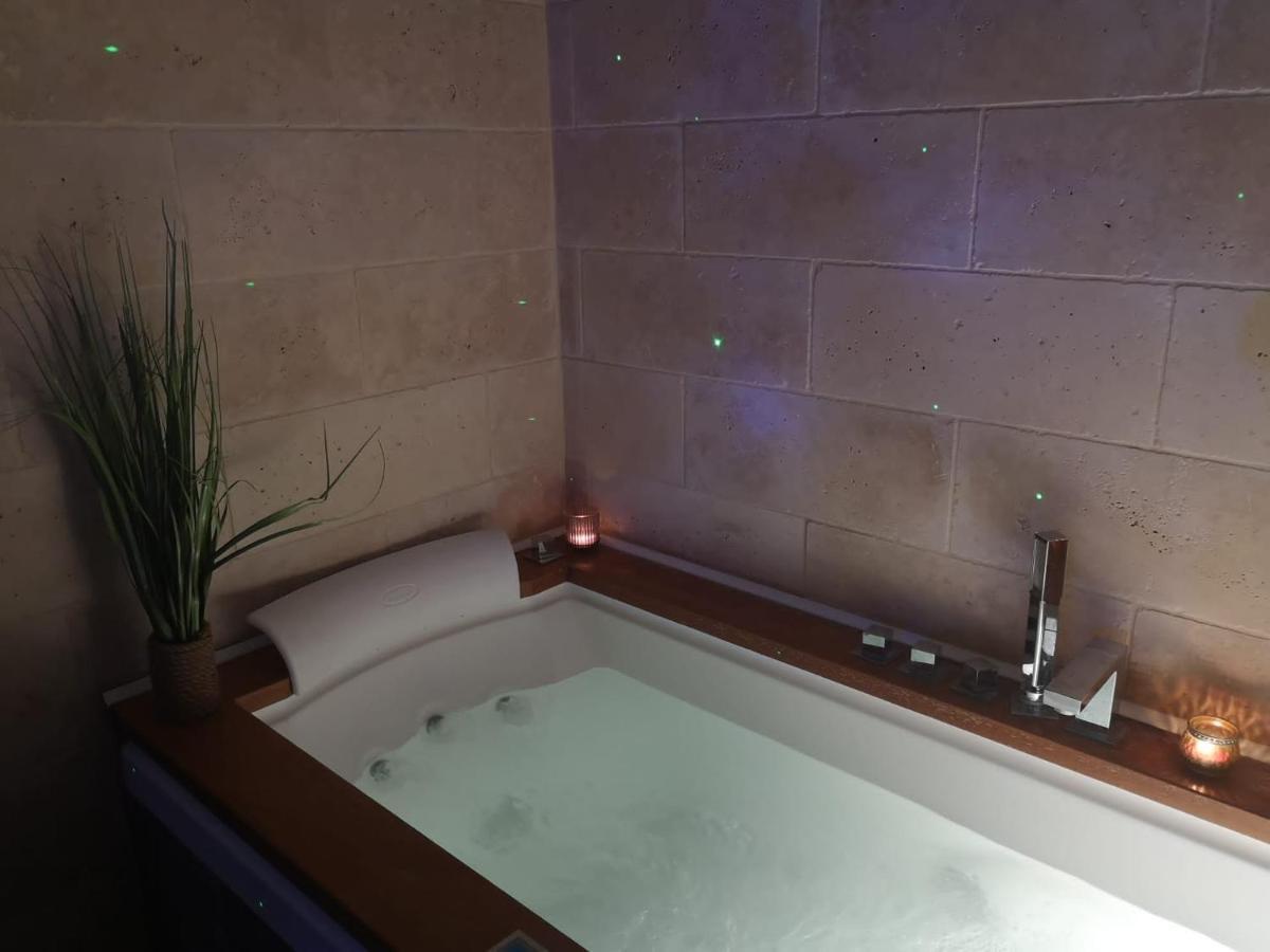 Jacuzzi - La Petite Romantique - Flobnb لووْ المظهر الخارجي الصورة